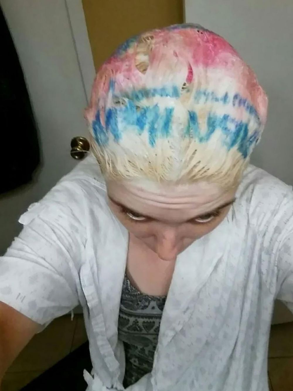 Potret Kocak orang mewarnai rambut sendiri ini nyeleneh dan bikin ngakak 